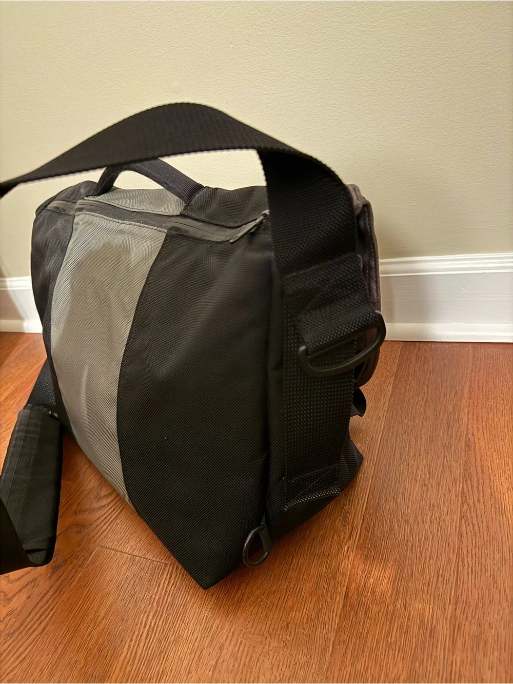 Timbuk2 Commute TSA Laptop Messenger Bag Black Gray Medium